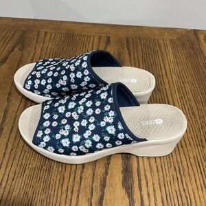 Adorable BZEES Daisy Floral Navy Blue Comfortable Step-in Sandals